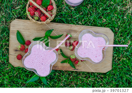 Strawberrie smoothie outside summer 39701327