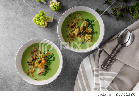 Green cauliflower soup 39701330