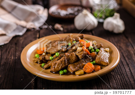 Pork medallions with vegetable and soy garlic sauce Pork medallions with vegetable and soy garlic sauce 39701777