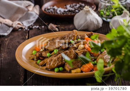 Pork medallions with vegetable and soy garlic sauce Pork medallions with vegetable and soy garlic sauce 39701780