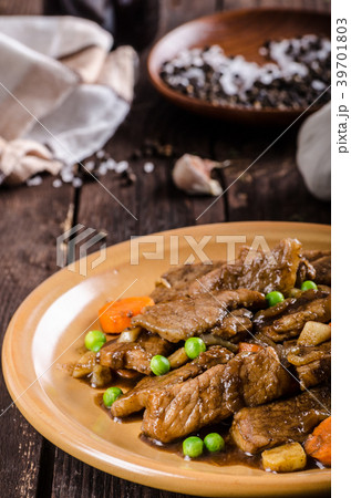 Pork medallions with vegetable and soy garlic sauce 39701803