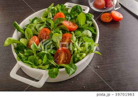 Lamb lettuce salad, tomatoes and herbs 39701963