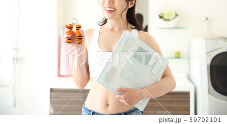 体重計を持つ女性 39702101