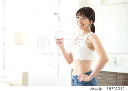 お水を飲む女性 お水を飲む女性 39702312