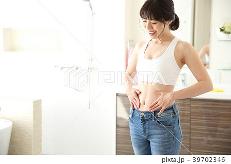 スリムな女性 スリムな女性 39702346