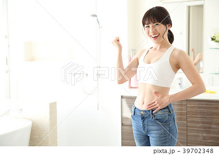 スリムな女性 39702348