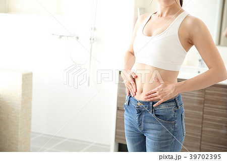 スリムな女性 39702395