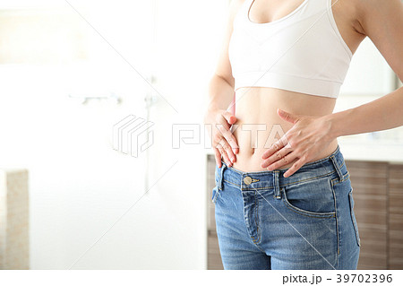 スリムな女性 スリムな女性 39702396