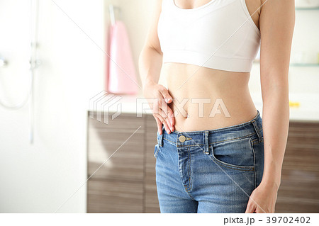 スリムな女性 スリムな女性 39702402