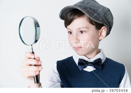 虫眼鏡を見る少年 虫眼鏡を見る少年 39703458