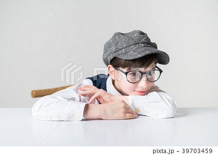 テーブルを見つめる少年 テーブルを見つめる少年 39703459