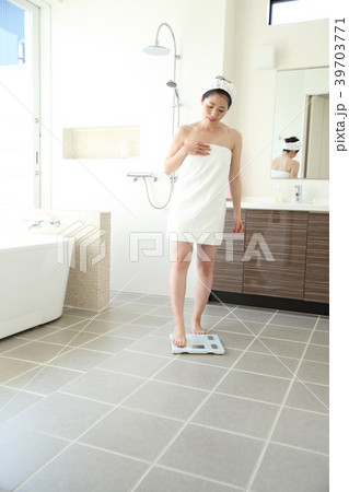 体重計にのる女性 体重計にのる女性 39703771