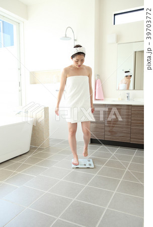 体重計にのる女性 体重計にのる女性 39703772