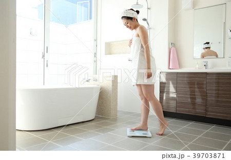 体重計にのる女性 39703871