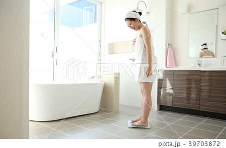 体重計にのる女性 39703872