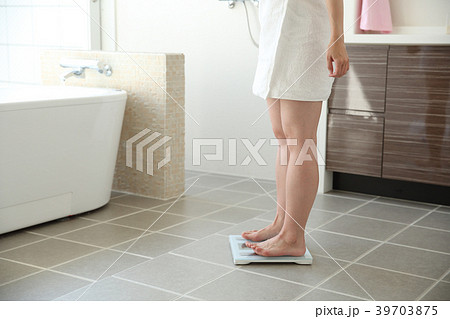 体重計にのる女性 39703875