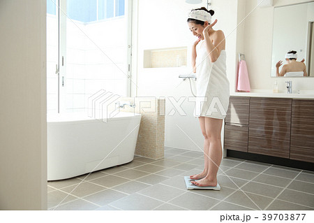 体重計にのる女性 39703877