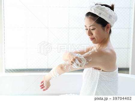 お風呂で体を洗う 39704402