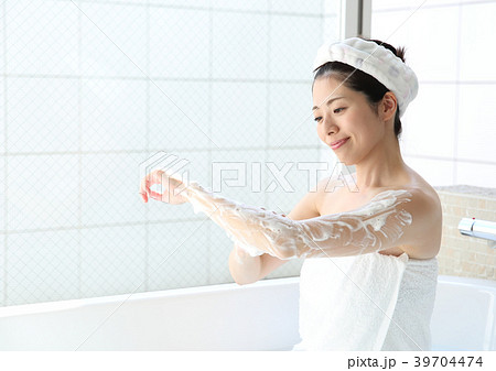 お風呂で体を洗うの写真素材 39704474 Pixta