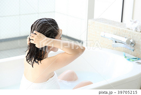 頭を洗う女性 39705215