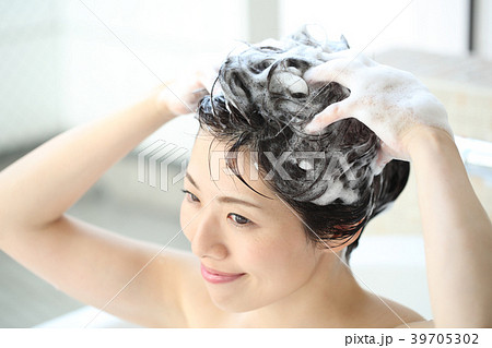 頭を洗う女性 頭を洗う女性 39705302
