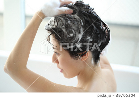 頭を洗う女性 39705304