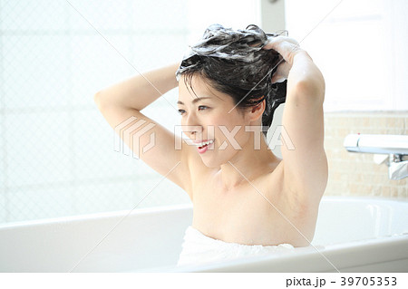 頭を洗う女性 頭を洗う女性 39705353