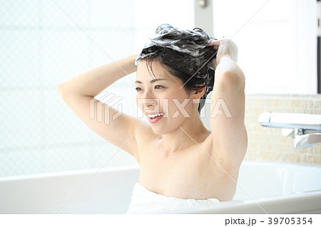 頭を洗う女性 頭を洗う女性 39705354