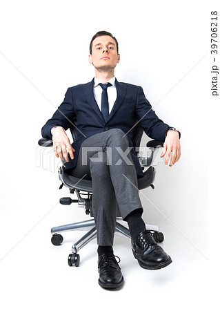 椅子に座る 男性 Amrowebdesigners Com