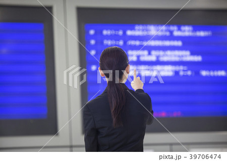 電光掲示板を見るビジネスウーマン 電光掲示板を見るビジネスウーマン 39706474