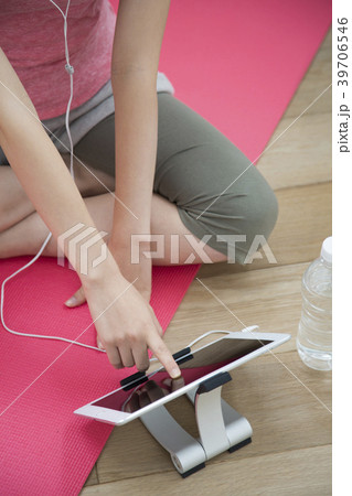タブレットを操作する女性 39706546