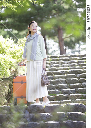 スーツケースを持つ中年女性 39706823