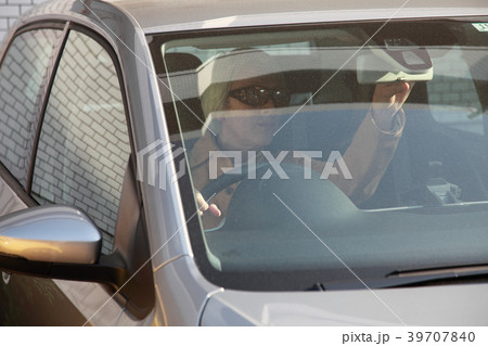 車に乗る男性 車に乗る男性 39707840