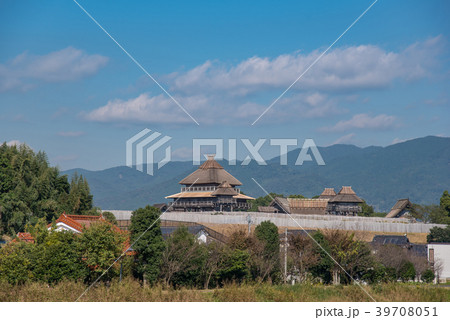吉野ヶ里遺跡　吉野ヶ里歴史公園センター　天の浮橋より集落を見る 39708051