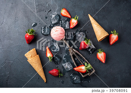 Flat lay with strawberry ice cream 39708091