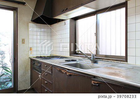 古くて汚いキッチン（著作権の問題なし） 39708233