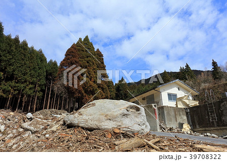 九州北部豪雨後の東峰村_巨大な石_災害から8ヶ月経過(2018年3月撮影) 九州北部豪雨後の東峰村_巨大な石_災害から8ヶ月経過(2018年3月撮影) 39708322