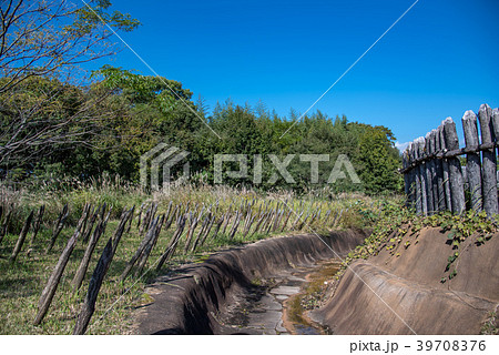 吉野ヶ里遺跡 吉野ヶ里歴史公園 環濠と逆茂木 吉野ヶ里遺跡 吉野ヶ里歴史公園 環濠と逆茂木 39708376