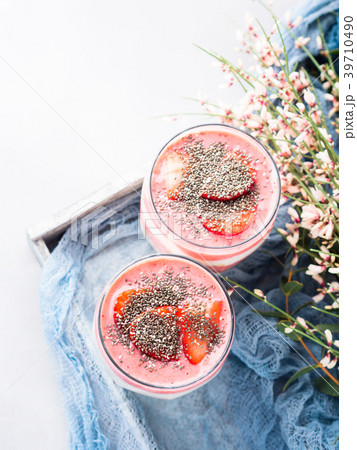 Yogurt strawberry fruit parfait with rolled oats Yogurt strawberry fruit parfait with rolled oats 39710490