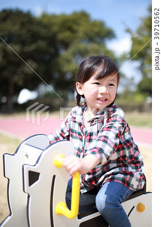 子供 (遊具 公園 日本人 笑顔 コピースペース 子育て 育児 好奇心 活発 元気 健康 園児) 子供 (遊具 公園 日本人 笑顔 コピースペース 子育て 育児 好奇心 活発 元気 健康 園児) 39710562