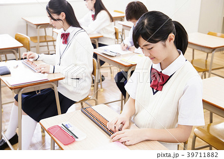 学校　そろばん　教室　生徒　授業　勉強　クラスメイト　同級生　教育　学習　高校生 39711882