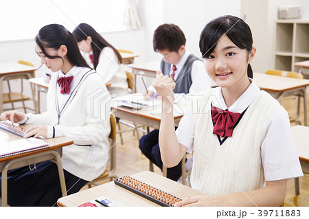 学校　そろばん　教室　生徒　授業　勉強　クラスメイト　同級生　教育　学習　高校生 39711883
