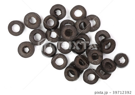 sliced black olives isolated on white background 39712392