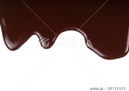 Melted chocolate dripping isolated on white 39713152