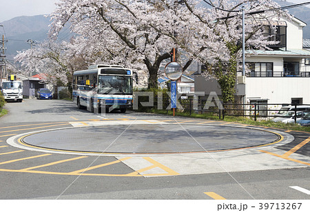 バスの車体の方向変換をする転車台(ターンテーブル) バスの車体の方向変換をする転車台(ターンテーブル) 39713267