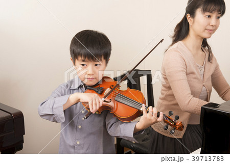 楽器を演奏する人達 楽器を演奏する人達 39713783