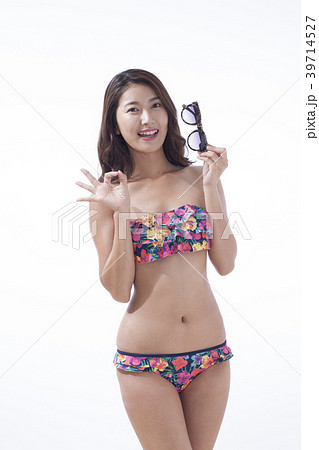 ビキニ姿の若い女性　日差し 39714527