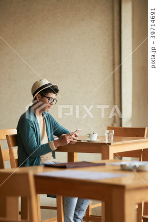 Man resting in cafe 39714691