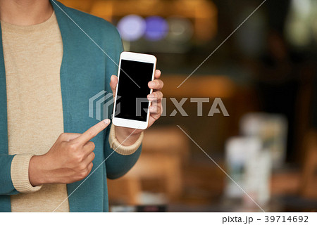 Man showing smartphone 39714692