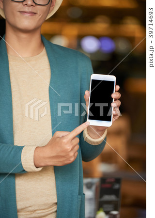 Look at the screen 39714693